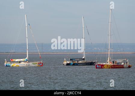 Qingdao, Visit Sanya und das WTC Logistics Team booten vor dem Southend Pier in der Themse-Mündung, nachdem sie das Rennen der Clipper Round the World-Yacht beendet haben Stockfoto