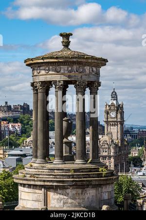 Blick auf das Dugald Stewart Monument über die Skyline der Stadt mit dem Balmoral Hotel-Uhrenturm, Edinburgh, Schottland, Großbritannien Stockfoto