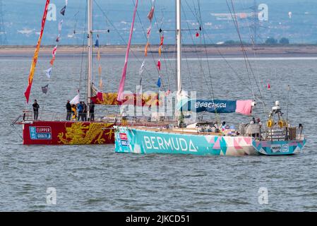 Das Team von Qingdao und Bermuda bohrt am Southend Pier in der Themse-Mündung nach dem Abschluss des Segelrennens Clipper Round the World Stockfoto