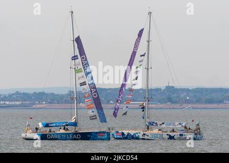 Wagen Sie es, die Führung zu übernehmen, und das Seattle-Team jagt vor dem Southend Pier in der Themse-Mündung, nachdem es das Rennen der Clipper Round the World-Yacht beendet hat Stockfoto