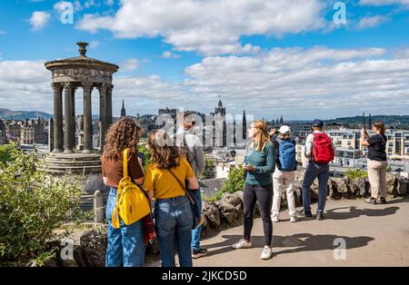 Touristen, die Fotos vom berühmten Aussichtspunkt auf Calton Hill über der Skyline der Stadt, Edinburgh, Schottland, Großbritannien, machen Stockfoto