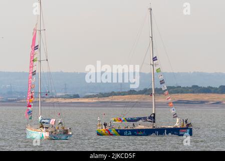 Das Bermuda- und Zhuhai-Team booten vor dem Southend Pier in der Themse-Mündung, nachdem es das Rennen der Clipper Round the World-Yacht beendet hat Stockfoto