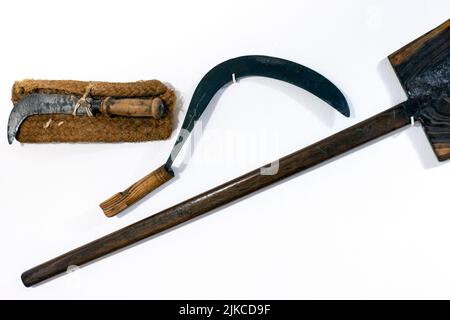 Dekoration mit alten Hand Erntemaschinen an der Wand gehängt Stockfoto