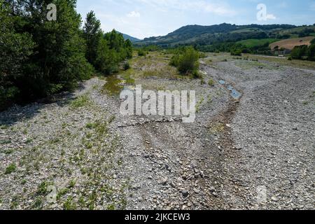 Il torrente Baganza che attraversa tutta l'omonima vallata è in secca ormai da diversi mesi, a causa delle pochissime piogge cadute. Stockfoto