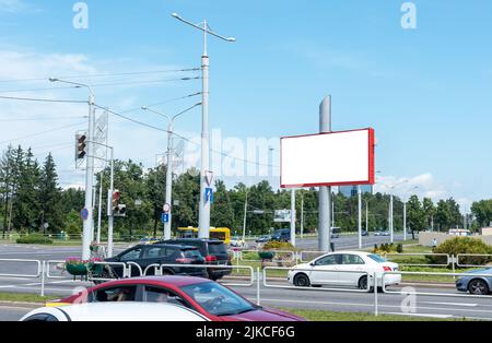 Große Plakatwand-Mockup entlang der Stadtautobahn. Starker Verkehr in der Innenstadt. Marke, Produkt, Service, Unternehmensanzeige. Hochwertige Fotos Stockfoto