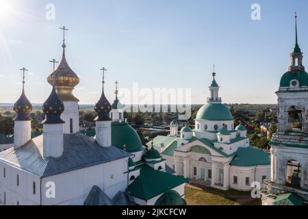 Luftaufnahme des Spaso-Yakovlevsky Dimitriev Kloster aus der See Nero in der großen Stadt Rostov, Russland Stockfoto