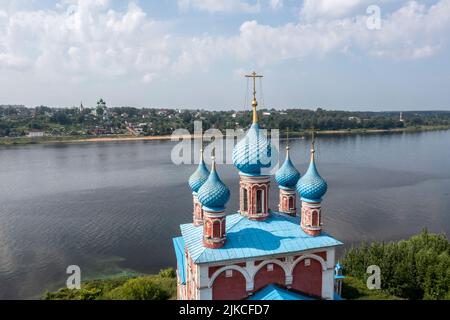 Luftaufnahme der Kirche der Verklärung und Kazan Jungfrau (1758) auf der linken Küste der Wolga in Tutaev Stadt in Jaroslawl Region, Russland Stockfoto