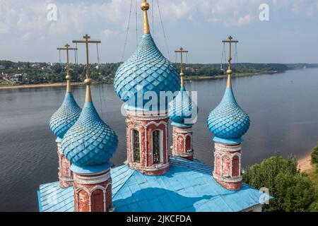 Luftaufnahme der Kirche der Verklärung und Kazan Jungfrau (1758) auf der linken Küste der Wolga in Tutaev Stadt in Jaroslawl Region, Russland Stockfoto