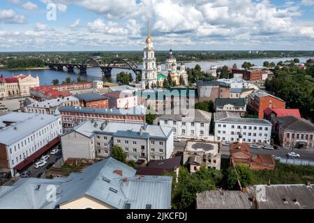 Luftaufnahme der Verklärung-Kathedrale im historischen Zentrum der Stadt Rybinsk und der Wolga, Jaroslawl-Region, Russland Stockfoto