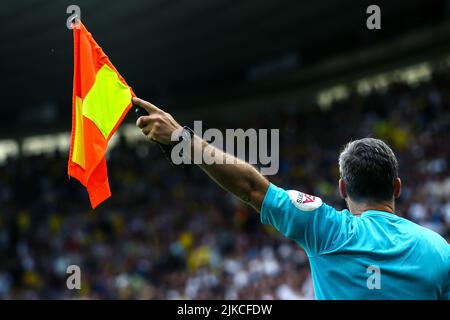 Der Linienmann hält während des Sky Bet League One-Spiels im Pride Park Stadium, Derby, eine Flagge hoch. Bilddatum: Samstag, 30. Juli 2022. Stockfoto