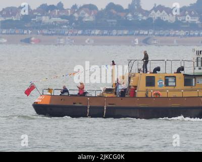 Sheerness, Kent, Großbritannien. 1. August 2022. Das Marinefort Knock John wurde heute vor 80 Jahren in der Themse-Mündung mehrere Meilen vor dem Meer versenkt. Zur Feier von Margaret McEwan (eine Enthusiast von Maunsell Forts) organisierte sie eine historische Schlepper-Dampfschlepper-Challenge, um die Festung zu überschauen, die sie vor 80 Jahren an ihre Position gebracht hatte. Aus diesem Anlass war Frau McEwan mit Mitgliedern der Sealand 'Royal Family' an Bord des X-Pilot-Schiffes. BILD: X-Pilot verlässt Sheerness. Kredit: James Bell/Alamy Live Nachrichten Stockfoto