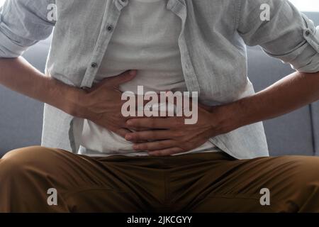 Mann mit Magenschmerzen. Probleme und Konzepte der Gesundheitsversorgung Stockfoto