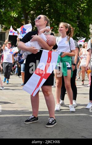 London, Großbritannien. England-Fans feierten den Sieg der Frauen bei der Euro 2022 mit den Lionesses auf dem Trafalgar Square. Kredit: michael melia/Alamy Live Nachrichten Stockfoto