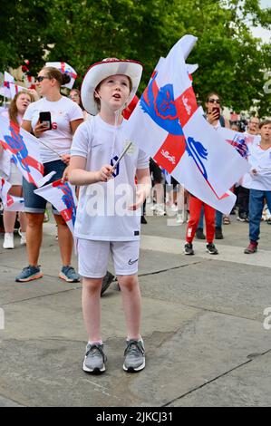 London, Großbritannien. England-Fans feierten den Sieg der Frauen bei der Euro 2022 mit den Lionesses auf dem Trafalgar Square. Kredit: michael melia/Alamy Live Nachrichten Stockfoto