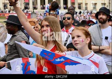 London, Großbritannien. England-Fans feierten den Sieg der Frauen bei der Euro 2022 mit den Lionesses auf dem Trafalgar Square. Kredit: michael melia/Alamy Live Nachrichten Stockfoto