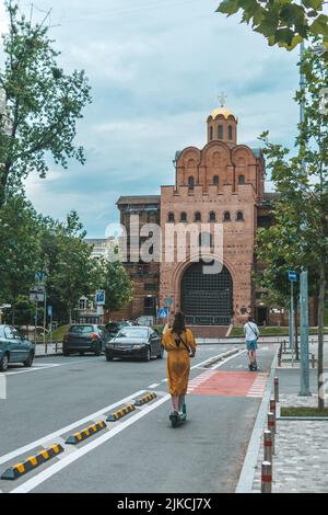 Eine berühmte goldene Tor in Kiew über blauen Wolkenhimmel bei sonnigem Wetter Stockfoto
