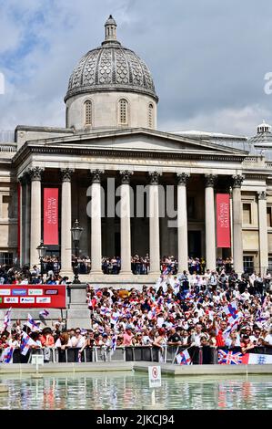 London, Großbritannien. England-Fans feierten den Sieg der Frauen bei der Euro 2022 mit den Lionesses auf dem Trafalgar Square. Kredit: michael melia/Alamy Live Nachrichten Stockfoto