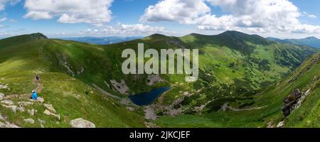 See Brebenescul in den ukrainischen Karpaten. Der Hoverla-Gipfel der ukrainischen Karpaten hängt vor dem Hintergrund des Himmels und der Wolken Stockfoto