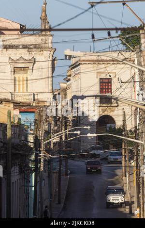 Eine vertikale Aufnahme von armen Straßen mit von Matanzas mit alten Gebäuden, Kuba Stockfoto