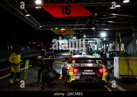 39 Singha Racing Team TP 12, Porsche 911 GT3-R von Piti BHIROMBHAKDI, Christophe HAMON, Tanart SATHIENTHIRAKUL, Earl BAMBER, in Aktion Pitstop während der TotalEnergies 24 Stunden von Spa 2022, 7. Runde der Fanatec GT World Challenge Europe Powered by AWS 2022, vom 27. Bis 31. Juli, 2021 auf dem Circuit de Spa-Francorchamps in Stavelot, Belgien - Foto: Florent Gooden / Dppi/DPPI/LiveMedia Stockfoto