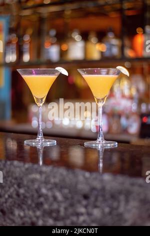 Ein Cosmopolitan, oder informell ein cosmo, ist ein Cocktail aus Wodka, Triple sec, Cranberry-Saft und frisch gepresstem oder gesüßtem Limettensaft. Stockfoto