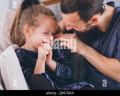 Glücklich Elternschaft Lebensstil Vater Tochter lächelnd Stockfoto