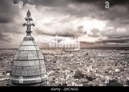 Über Paris vom Sacre Couer Turm in Montmartre mit dramatischem Himmel, Frankreich Stockfoto