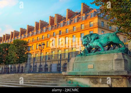 Löwenstatue und Eingangstor zu den Tuilerien in Paris, Frankreich Stockfoto