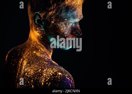 Porträt eines Mannes in fluoreszierende UV-Farben lackiert. Stockfoto