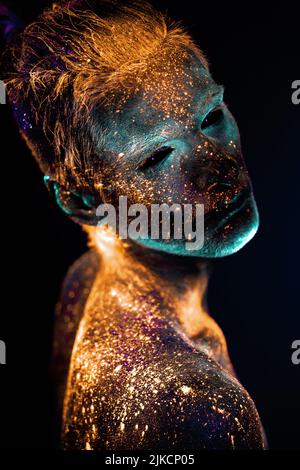 Porträt eines Mannes in fluoreszierende UV-Farben lackiert. Stockfoto