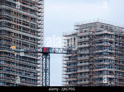 Berlin, Deutschland. 01. August 2022. Ein Baukran steht auf einer Baustelle zwischen zwei Neubauten unweit des Ostbahnhofs. Quelle: Monika Skolimowska/dpa/Alamy Live News Stockfoto