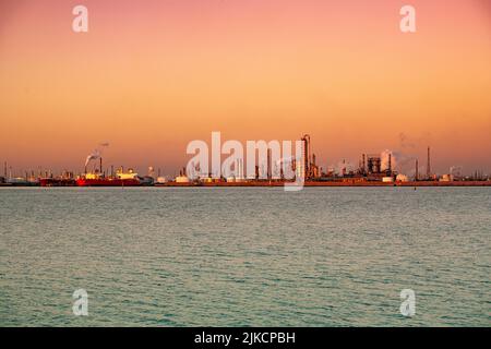 Tanker und Raffinerien bei Sonnenuntergang an den Docks von Texas City, Texas Stockfoto