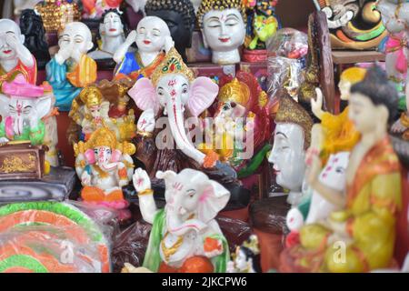 Auf dem Puri Strand, Statuen oder Idole von Lord Ganesh und Lord Budhha auf dem Straßenmarkt. Stockfoto