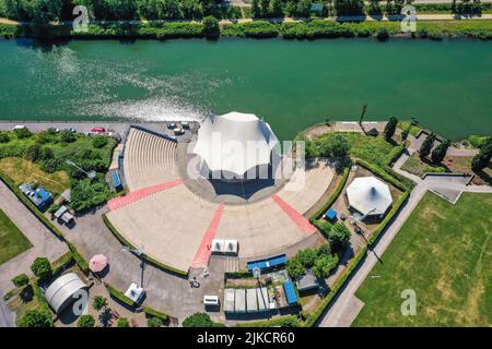 Gelsenkirchen, Nordrhein-Westfalen, Deutschland - Nordsternpark, hier mit dem Open-Air-BühnenAmphitheater am Rhein-Herne-Kanal. Parks und Gärten Stockfoto