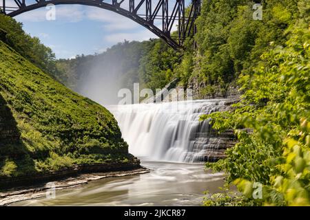 Eine lange Exposition eines kleinen Wasserfalls im Letchworth State Park Stockfoto