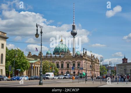 Unter den Linden, links die Neue Wache und das Deutsche Historische Museum, hinter der Berliner Dom und der Berliner Fernsehturm, Berlin Stockfoto