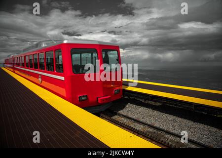 Der Broadmoor Manitou und Pikes Peak Cog Railway Zug ist bereit für die Abfahrt vom Bahnhof Stockfoto