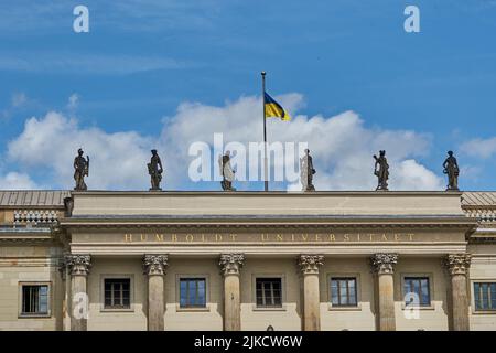 Humboldt Universität, Hauptgebäude, Ausschnitt der Fassade, mit Flagge der Ukraine, unter den Linden, Berlin Mitte, Berlin, Deutschland Stockfoto