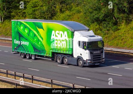 ASDA Easy Peasy Supermarket Food Delivery; Scania S500 R450 A 6x2/2 12742 Food Delivery Truck; Bewegen, Fahren, in Bewegung, Reisen auf der Autobahn M6, Großbritannien Stockfoto