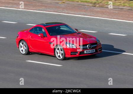 2014 roter Mercedes Benz SLK, Slk200 AMG Sport Blueefficiency, 1796cc Benziner 6-Gang-Schaltroadster; fahrend, fahrend, in Bewegung, fahrend auf der Autobahn M6, UK Stockfoto