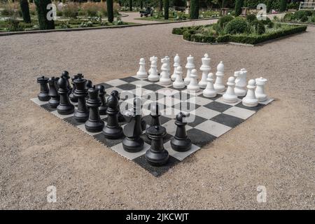 Trentham Gardens, schwarz-weiße Schachbrettlandschaft, Staffordshire, Großbritannien. Stockfoto