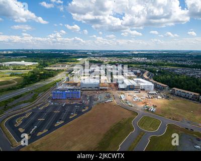 Luftaufnahme von Ashburn, Loudoun County, Virginia. Eine Mixed-Use-Entwicklung steht im Vordergrund. Stockfoto