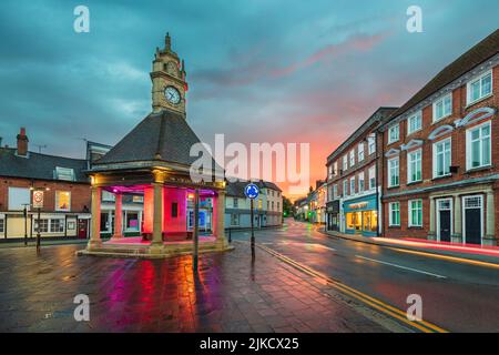 Newbury Clock Tower und Blick auf die Oxford Street bei Sonnenuntergang, Newbury, Bekshire, England, Großbritannien, Europa Stockfoto