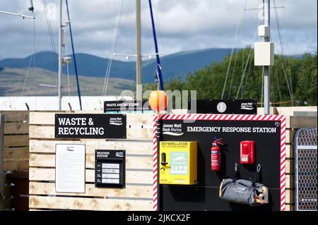 Greenock, Schottland, Großbritannien, Juli 30. 2022, Notfalltafel am James Watt Yachthafen neu installiert Stockfoto