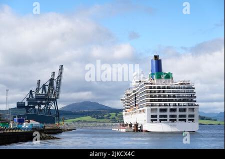 Greenock, Schottland, Großbritannien, 30. 2022. Juli, Arcadia Hamilton Passagierschiff während der Kreuzfahrt mit Touristen reisen Halt in Greenock, Schottland Stockfoto