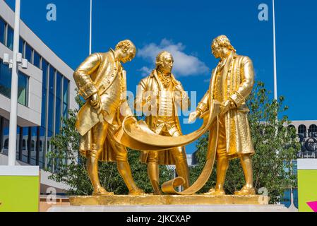 „The Golden Boys“ eine geführte Statue von Matthew Boulton, William Murdoch und James Watt von William Bloye auf dem Centenary Square in Birmingham Stockfoto