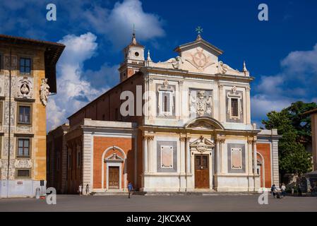 Piazza dei Cavalieri (Ritterplatz) in Pisa mit der wunderschönen Kirche des Ritterordens des Heiligen Stephans Stockfoto