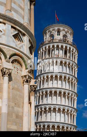 Sightseeing in der Toskana. Touristen steigen auf den berühmten schiefen Turm von Pisa Stockfoto