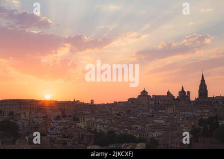 Silhouette der Skyline Blick auf die historische, mittelalterliche Stadt Toledo, Spanien bei einem bunten, lebhaften Sonnenuntergang oder Sonnenaufgang. Stockfoto