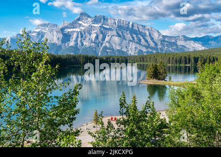 Zwei Jack Lake an einem sonnigen Tag im Banff National Park in den kanadischen Rockies Stockfoto